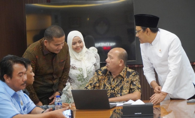 Bupati Langkat H. Syah Afandin, SH bergerak cepat menemui Menteri Sosial Republik Indonesia guna memperjuangkan tambahan bantuan bagi masyarakat terdampak banjir di Kabupaten Langkat.