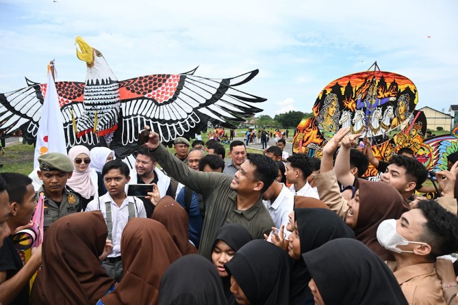 Gubernur Sumatera Utara, Bobby Nasution, membuka Festival Layang-Layang Piala Gubernur Sumut di Sirkuit Dinas Kepemudaan dan Keolahragaan Sumut, Sabtu (9/5/2026).