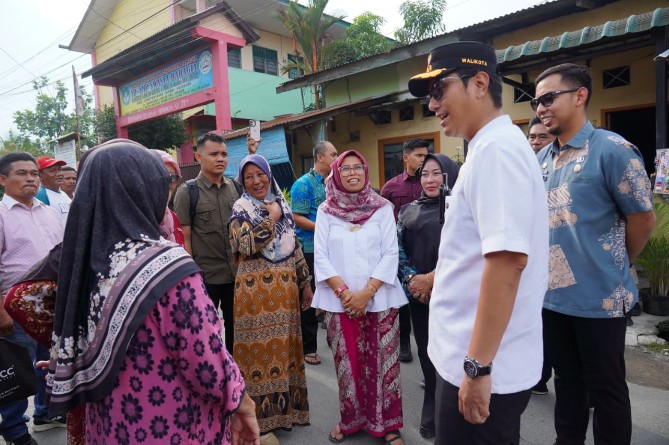 Wali Kota Medan Rico Waas menginstruksikan normalisasi drainase di Kelurahan Mabar, Kecamatan Medan Deli, guna mengatasi banjir yang kerap mengganggu aktivitas warga dan pelajar.