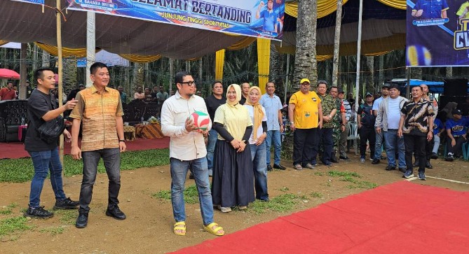 Sebanyak 16 tim mengikuti Turnamen Bola Voli CV Wampu Arih Ersada yang digelar di Desa Sematar, Kecamatan Bahorok, Sabtu (9/5/2026).