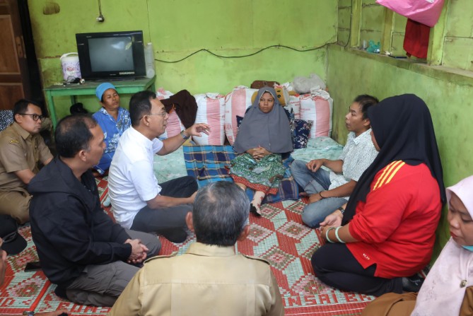 Bupati Tapanuli Selatan (Tapsel), Gus Irawan Pasaribu, mendatangi kediaman warganya di Kecamatan Sipirok, untuk menjenguk dan memberikan tali asih kepada Mastuti Daulay, seorang ibu rumah tangga (IRT) hamil yang viral ditandu warga sejauh puluhan kilometer saat akan melahirkan.