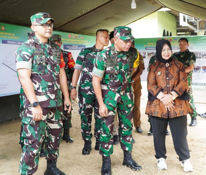 Wakil Bupati Langkat Tiorita Br Surbakti menyambut kunjungan kerja Tim Pengawasan dan Evaluasi (Wasev) TMMD ke-128 Pusat yang dipimpin Brigjen TNI Yanto Reinald Nainggolan di Desa Pasar Rawa, Kecamatan Gebang, Rabu (12/5/2026).
