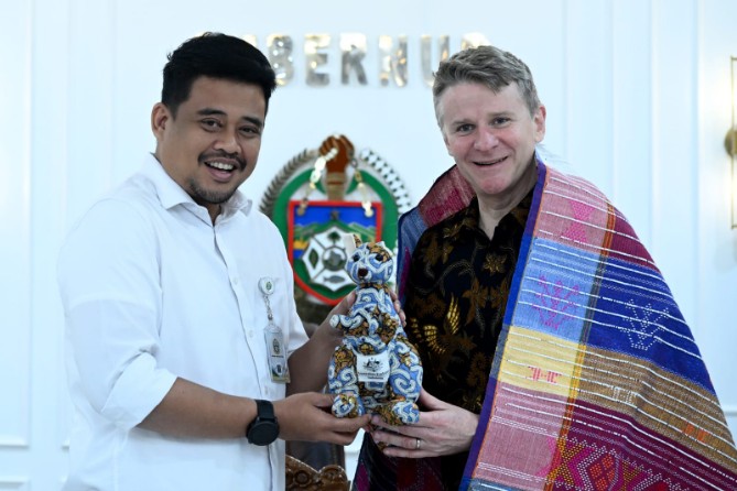 Gubernur Sumatera Utara (Sumut) Muhammad Bobby Afif Nasution mempromosikan potensi strategis Sumut sebagai pintu gerbang Indonesia bagian barat saat menerima kunjungan Duta Besar Australia untuk Indonesia, Rod Brazier, di Kantor Gubernur Sumut, Jalan Diponegoro, Medan, Selasa (12/5/2026).