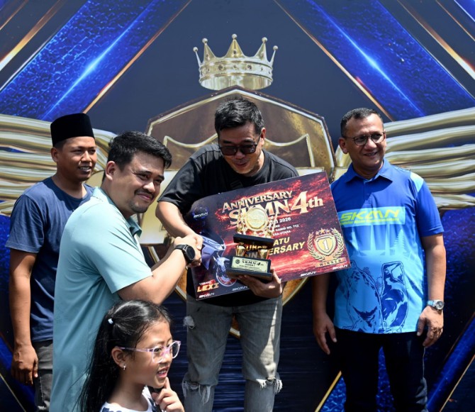 Bobby saat membuka kontes burung berkicau dalam rangka Anniversary ke-4 Sedulur Kicau Mania Nusantara (SKMN) di Katamso Land, Jalan Brigjen Katamso, Medan, Minggu (17/5/2026).