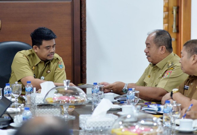 Gubernur Sumatera Utara (Sumut) Muhammad Bobby Afif Nasution memastikan percepatan pembangunan infrastruktur di Kabupaten Asahan menjadi perhatian Pemerintah Provinsi (Pemprov) Sumut. Hal itu disampaikan Bobby saat menerima kunjungan kerja Bupati Asahan Taufik Zainal Abidin Siregar di Kantor Gubernur Sumut, Jalan Diponegoro Nomor 30 Medan, Senin (18/5/2026).