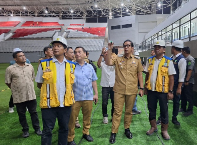 Rico Waas saat meninjau Stadion Teladan, Selasa (19/5/2026)
