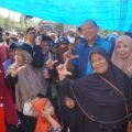 Bupati Langkat Syah Afandin turun langsung menemui ratusan warga Kecamatan Selesai yang menggelar aksi damai menuntut perbaikan Jalan Air Hitam di Desa Kwala Air Hitam, Selasa (19/5/2026).