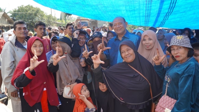 Bupati Langkat Syah Afandin turun langsung menemui ratusan warga Kecamatan Selesai yang menggelar aksi damai menuntut perbaikan Jalan Air Hitam di Desa Kwala Air Hitam, Selasa (19/5/2026).