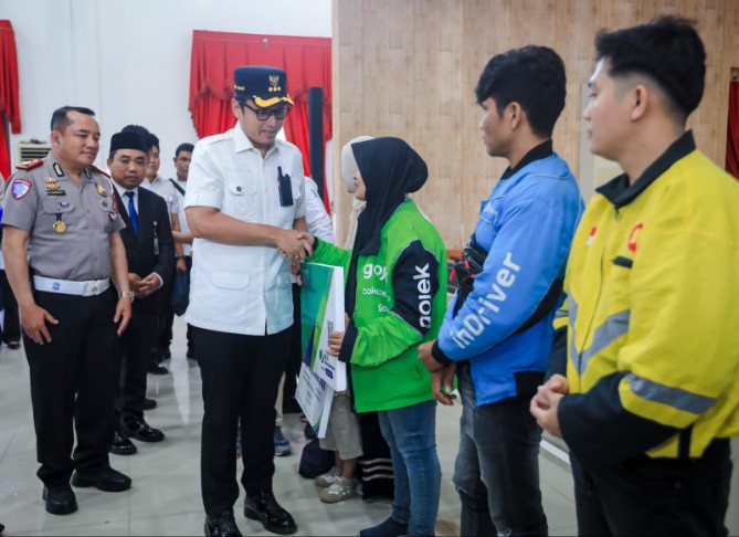 Ribuan pengemudi ojek online (ojol) di Kota Medan kini mulai mendapat perlindungan jaminan sosial ketenagakerjaan. Wali Kota Medan Rico Tri Putra Bayu Waas menyerahkan langsung kartu kepesertaan BPJS Ketenagakerjaan kepada para driver ojol di Gedung PKK Kota Medan, Rabu (20/5/2026).