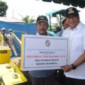 Asri Ludin saat turun langsung menanam cabai merah bersama Kelompok Tani Mekar Tani di Desa Sei Mencirim, Rabu (20/5/2026).