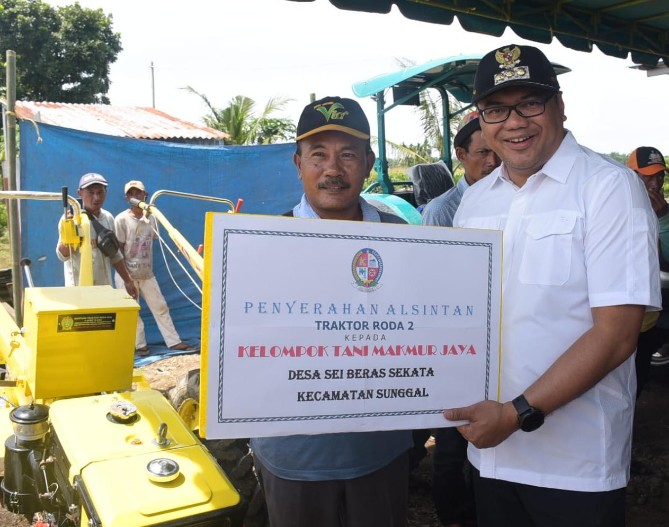 Asri Ludin saat turun langsung menanam cabai merah bersama Kelompok Tani Mekar Tani di Desa Sei Mencirim, Rabu (20/5/2026).