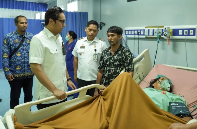 Rico Waas saat menjenguk Timoria Sitorus, korban begal yang tengah menjalani perawatan di Rumah Sakit Universitas Sumatera Utara (RS USU), Rabu (20/5/2026).