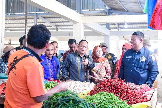 Pemerintah Kabupaten Deli Serdang memastikan stok bahan pokok masih aman dan harga kebutuhan masyarakat relatif stabil menjelang Hari Raya Iduladha 1447 Hijriah.