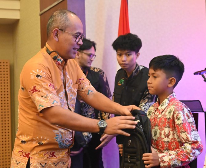 Musaddad saat penyaluran zakat pegawai PT Bank Sumut Tahun 2026 di Aula Bank Sumut, Medan, Kamis (21/5/2026).