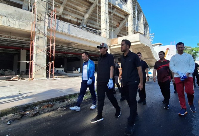 Kekompakan Forkopimda Kota Medan terlihat saat Wali Kota Medan Rico Tri Putra Bayu Waas bersama Kapolrestabes Medan Kombes Pol Jean Calvijn Simanjuntak dan Dandim 0201/Medan Letkol Arm Delli Yudha Adi Nurcahyo turun langsung bergotong royong di Stadion Teladan, Sabtu (23/5/2026).