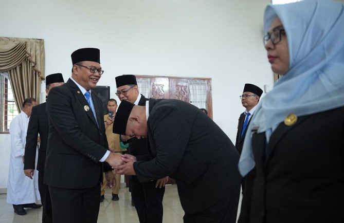 Bupati Deli Serdang Asri Ludin Tambunan melantik 53 pejabat administrator, pengawas, fungsional dan kepala puskesmas di lingkungan Pemkab Deli Serdang, Senin (25/5/2026).