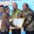 Bupati Langkat Syah Afandin menerima Penghargaan Revitalisasi Bahasa Daerah (RBD) dari Kementerian Pendidikan Dasar dan Menengah Republik Indonesia pada ajang Festival Tunas Bahasa Ibu Nasional (FTBIN) 2026 di Gedung Garuda Pusat Pelatihan SDM Kemendikdasmen, Kota Depok, Senin (25/5/2026).