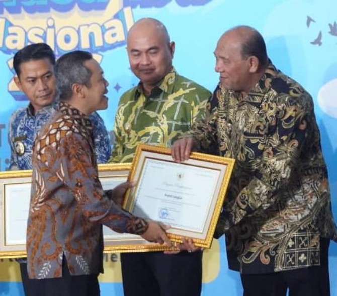 Bupati Langkat Syah Afandin menerima Penghargaan Revitalisasi Bahasa Daerah (RBD) dari Kementerian Pendidikan Dasar dan Menengah Republik Indonesia pada ajang Festival Tunas Bahasa Ibu Nasional (FTBIN) 2026 di Gedung Garuda Pusat Pelatihan SDM Kemendikdasmen, Kota Depok, Senin (25/5/2026).