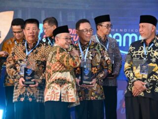 Data Pendidikan Paling Akurat Se-Indonesia, Pemkab Tapsel Terima Penghargaan Menteri Pendidikan