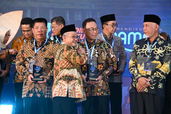 Bupati Tapanuli Selatan Gus Irawan Pasaribu berhasil membawa Tapanuli Selatan sebagai daerah dengan tata kelola data pendidikan paling akurat yang dinilai sebagai terbaik 1 nasional pada validitas data pendidikan 2026.