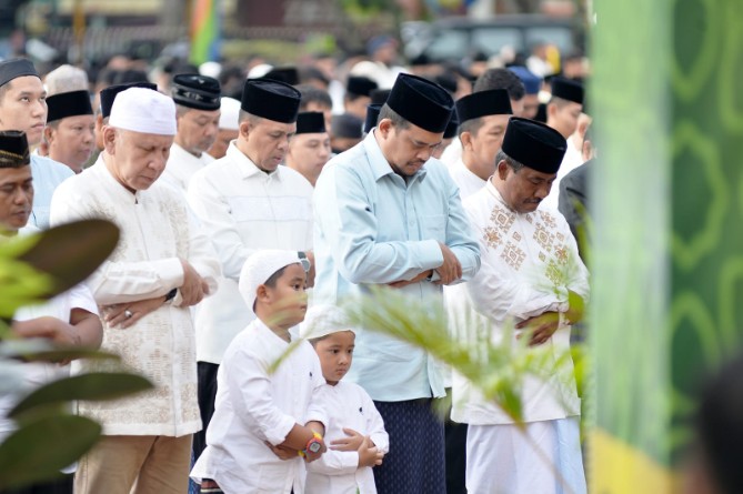Ribuan warga memadati Lapangan Merdeka Kota Binjai untuk melaksanakan Salat Iduladha 1447 Hijriah bersama Gubernur Sumatera Utara Muhammad Bobby Afif Nasution, Rabu (27/5/2026) pagi.