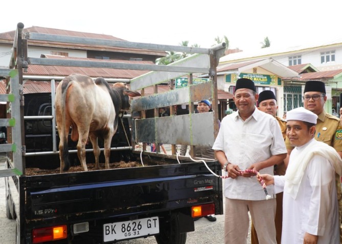 Menjelang Hari Raya Iduladha 1447 Hijriah, Bupati Langkat Syah Afandin bersama Wakil Bupati Langkat Tiorita Br Surbakti menyalurkan bantuan dua ekor sapi kurban dan 500 kilogram beras kepada masyarakat Besilam, Kecamatan Padang Tualang, Selasa (26/5/2026).