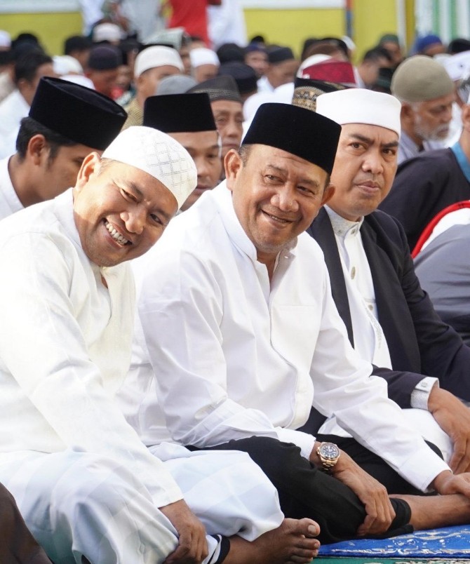 Bupati Langkat Syah Afandin melaksanakan Salat Iduladha 1447 Hijriah bersama masyarakat di Masjid Raya Pangkalan Berandan, Kecamatan Babalan, Rabu (27/5/2026).