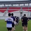 Video aktivitas komunitas lari di lapangan Stadion Teladan Medan mendadak viral di media sosial dan memicu kritik publik. Stadion yang tengah dipersiapkan menjadi venue AFF U-19 2026 itu terlihat dipakai berlari oleh sekelompok komunitas pada Rabu malam (27/5/2026).