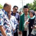 Bupati Langkat Syah Afandin turun langsung menemui warga Desa Sambirejo, Kecamatan Binjai, yang mengeluhkan kondisi jalan rusak parah di wilayah tersebut, Jumat (29/5/2026).