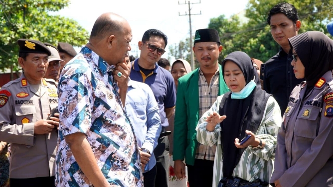 Bupati Langkat Syah Afandin turun langsung menemui warga Desa Sambirejo, Kecamatan Binjai, yang mengeluhkan kondisi jalan rusak parah di wilayah tersebut, Jumat (29/5/2026).