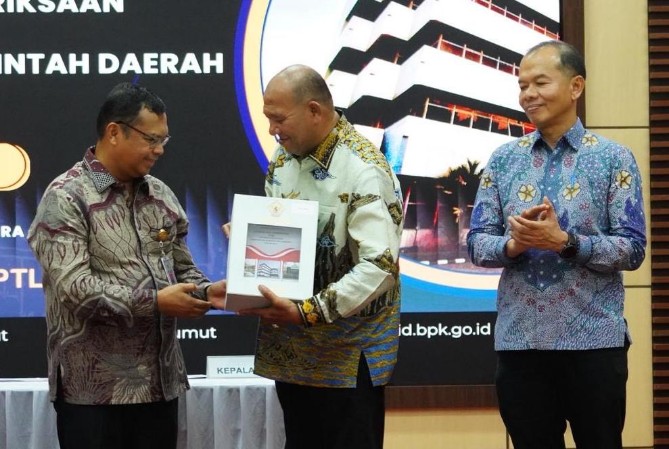 Pemerintah Kabupaten Langkat kembali meraih opini Wajar Tanpa Pengecualian (WTP) dari Badan Pemeriksa Keuangan (BPK) RI Perwakilan Sumatera Utara atas Laporan Keuangan Pemerintah Daerah (LKPD) Tahun Anggaran 2025.