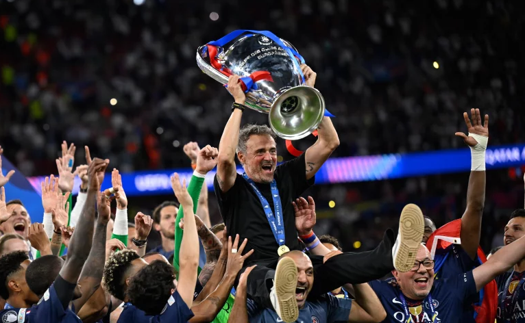 Luis Enrique mengangkat trofi UCL untuk kedua kalinya bersama PSG..