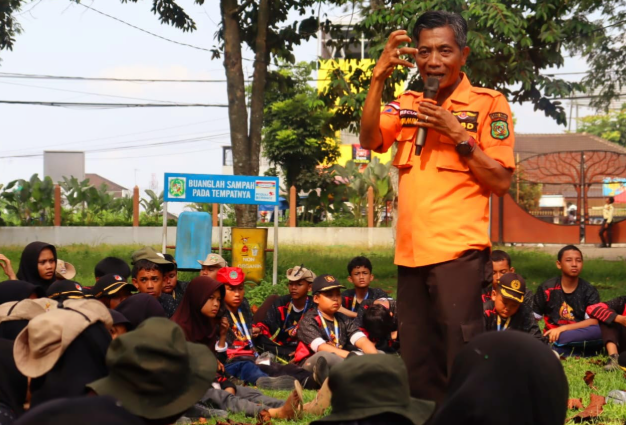Ketua Tim Kerja Lingkup Kesiapsiagaan sekaligus Penata Penanggulangan Bencana Ahli Muda, Muhammad Yamin Daulay, memberikan edukasi pada peserta jambore.(HO/kaldera)