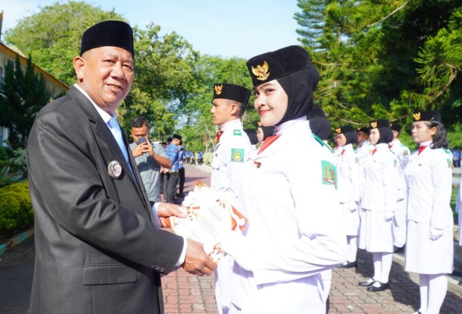 Bupati Langkat Syah Afandin menegaskan pentingnya menjadikan Pancasila sebagai pedoman dan benteng persatuan bangsa di tengah berbagai tantangan global yang semakin kompleks. Penegasan tersebut disampaikannya saat memimpin Upacara Peringatan Hari Lahir Pancasila Tahun 2026 di Halaman Kantor Bupati Langkat, Senin (1/6/2026).