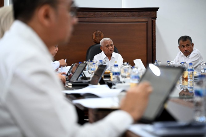 Rapat evaluasi progres pembangunan di Kantor Gubernur Sumut, Jalan Diponegoro Nomor 30 Medan, Rabu (3/6/2026).