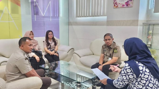 Kepala UPT Wilayah V Bapenda Kota Medan, M. Rizky Akbar Harahap, bersama tim turun langsung melakukan kunjungan kepada sejumlah wajib pajak di wilayah kerjanya, Selasa (2/6/2026).