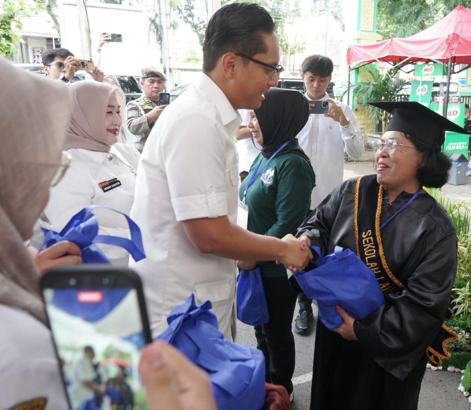 Wali Kota Medan Rico Tri Putra Bayu Waas meluncurkan Program Keluarga Harapan (PKH) Medan Makmur yang ditujukan untuk membantu 10.000 lanjut usia (lansia) di Kota Medan.