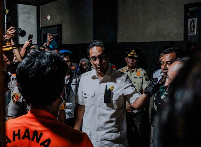 Rico Waas saat meninjau sekaligus melakukan penyegelan sementara Phantom KTV di Jalan H Adam Malik, Medan, Rabu (3/6/2026)
