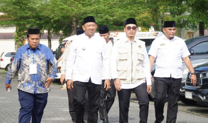 Bupati Langkat, Syah Afandin, menyambut kepulangan Jamaah Haji Kelompok Terbang (Kloter) 2 asal Kabupaten Langkat di Asrama Haji Medan, Rabu (3/6/2026) sore.