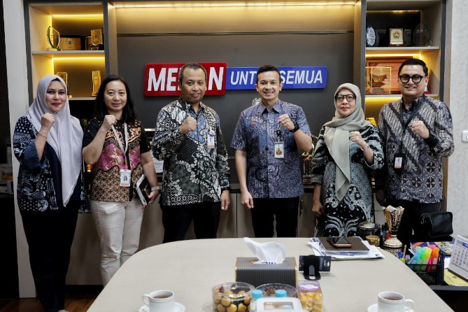 Kepala Badan Pendapatan Daerah (Bapenda) Kota Medan, M. Agha Novrian, menerima kunjungan kerja pimpinan PT Bank Sumut (Perseroda) Kantor Cabang Utama Medan, Ari Krismana, beserta jajarannya di Kantor Bapenda Kota Medan, Kamis (4/6/2026).