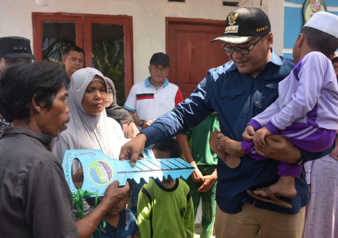 Pemerintah Kabupaten Deli Serdang menyerahkan rumah hasil program bedah rumah beserta sertifikat tanah kepada sejumlah warga di Kecamatan Hamparan Perak dan Labuhan Deli, Jumat (5/6/2026).