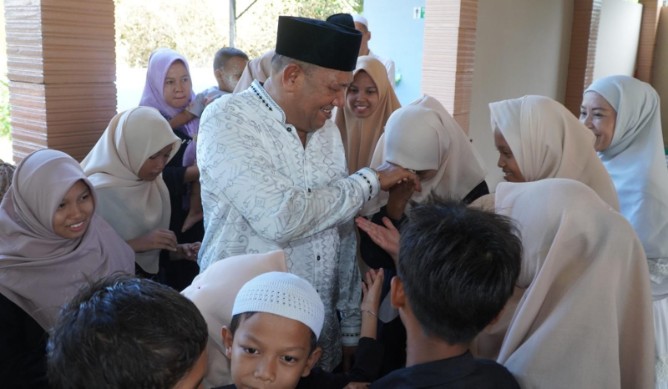 Syah Afandin saat meresmikan Masjid Raudhatut Tauhid di Dusun II Tambang, Desa Dogang, Kecamatan Gebang, Jumat (5/6/2026).