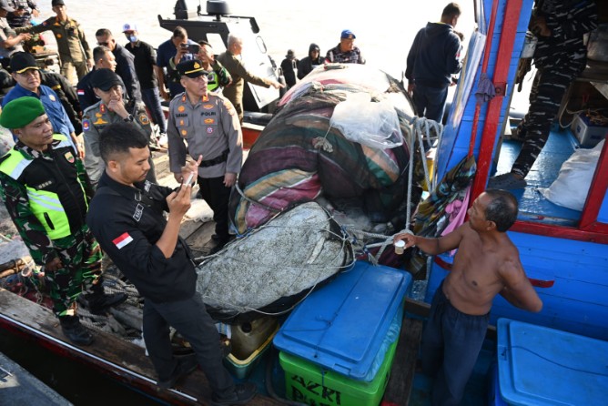 Tim gabungan melakukan pemeriksaan terhadap kapal nelayan KM Serasi Kaya di kawasan Kuala Bagan Asahan, Sabtu (6/6/2026).