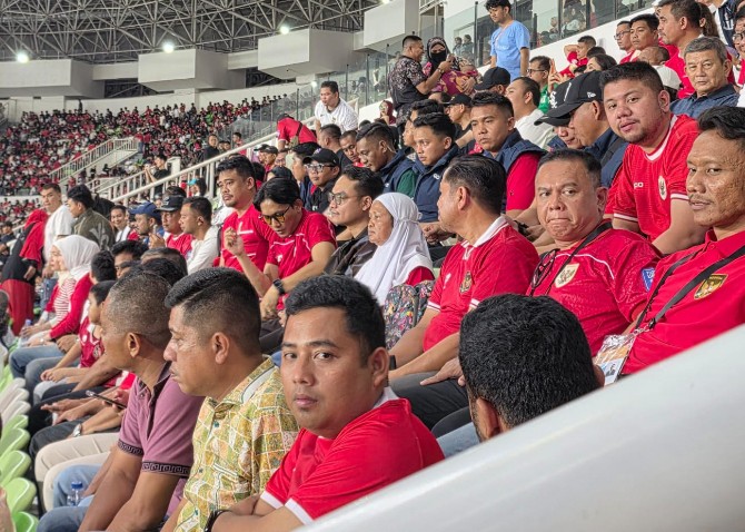 Gubernur Sumatera Utara Bobby Afif Nasution memilih menyaksikan langsung laga Timnas Indonesia U-19 melawan Vietnam dari tribun penonton di Stadion Utama Sumatera Utara, Minggu (7/6/2026) malam.
