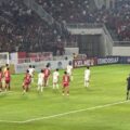 Timnas Indonesia U-19 memastikan tiket semifinal Piala AFF U-19 2026 setelah menaklukkan Vietnam 2-1 dalam laga panas Grup A di Stadion Utama Sumatera Utara, Minggu (7/6/2026) malam.