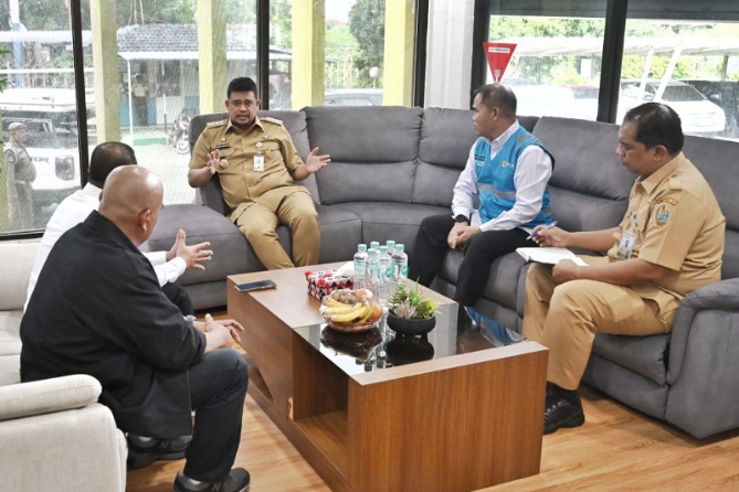 Gubernur Sumatera Utara Bobby Afif Nasution mendesak PT PLN memberikan kompensasi kepada pelanggan yang terdampak pemadaman listrik bergilir di berbagai daerah di Sumut.
