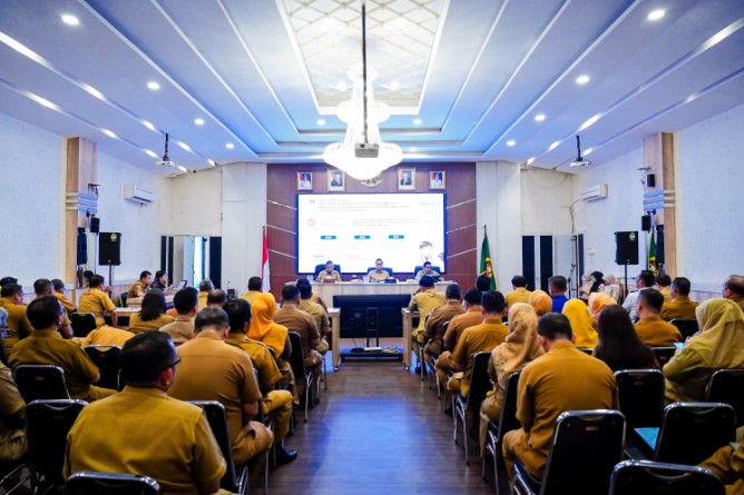Rapat bersama seluruh pimpinan organisasi perangkat daerah (OPD), camat, serta jajaran Pemerintah Kota Medan di Kantor Wali Kota Medan, Senin (8/6/2026).