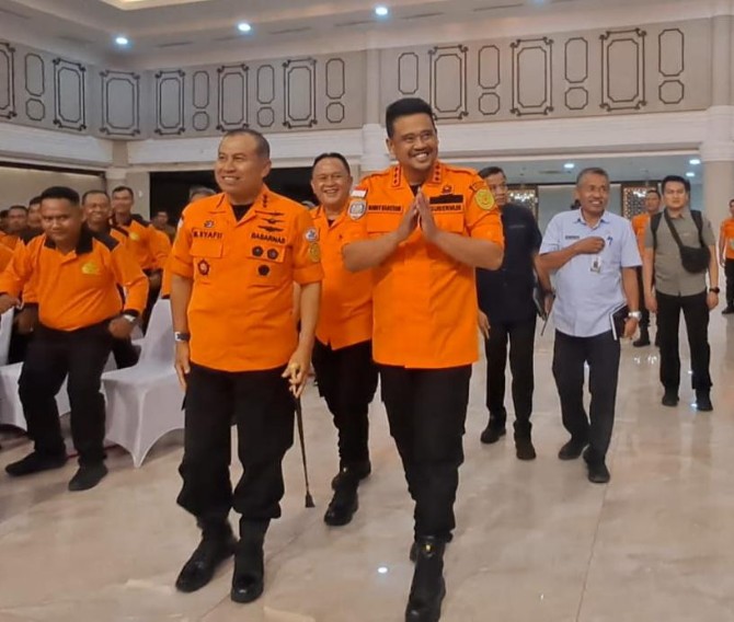 Kepala Basarnas Marsekal Madya TNI Mohammad Syafii bersama Gubernur Sumatera Utara Bobby Afif Nasution di Aula Raja Inal Siregar, Kantor Gubernur Sumut, Jalan Pangeran Diponegoro, Medan, Selasa (9/6/2026).