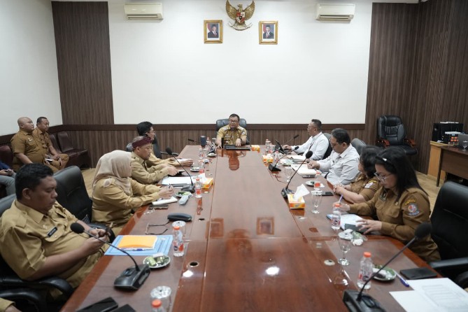 Bupati Deli Serdang, dr H Asri Ludin Tambunan, saat menerima audiensi jajaran BPS Kabupaten Deli Serdang di ruang rapat Kantor Bupati Deli Serdang, Selasa (9/6/2026).