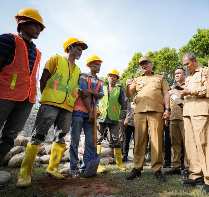 Pemerintah Kabupaten Deli Serdang mulai merehabilitasi dan membangun sejumlah fasilitas pendidikan di SD Negeri 108076 Tanjung Selamat, Kecamatan Percut Sei Tuan. Program tersebut ditandai dengan peletakan batu pertama oleh Bupati Deli Serdang, Asri Ludin Tambunan, Selasa (9/6/2026).